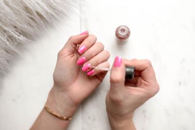 nail-polish-pink-apply