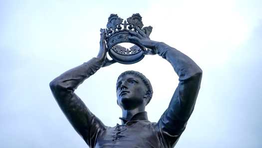 statue prince crown